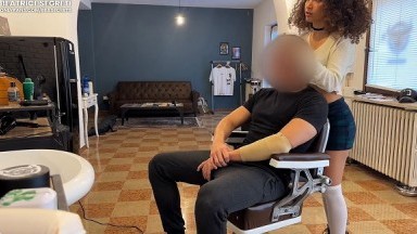 Sesso Appassionato Vicino al Barbiere: Finale Esplosivo nella Gola