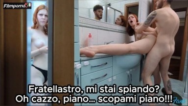 Fratellastro Curioso mi Spia in Bagno e Finisce in una Scopata Indimenticabile – POV