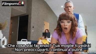 Cameriera Sexy in Azione: Scene Hot con Sottotitoli Italiani
